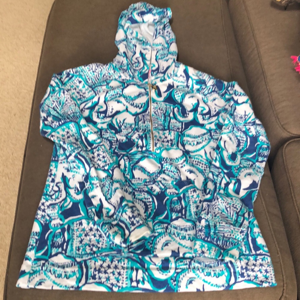 Lilly Pulitzer hooded popover.  Small